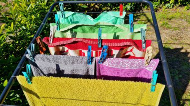 farklı renklerde çamaşır sepeti