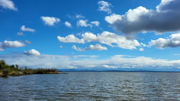 Güzel göl manzarası, doğa, seyahat kavramı