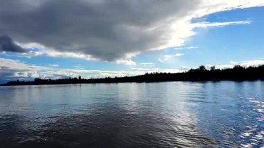 Gökyüzü ve nehir.