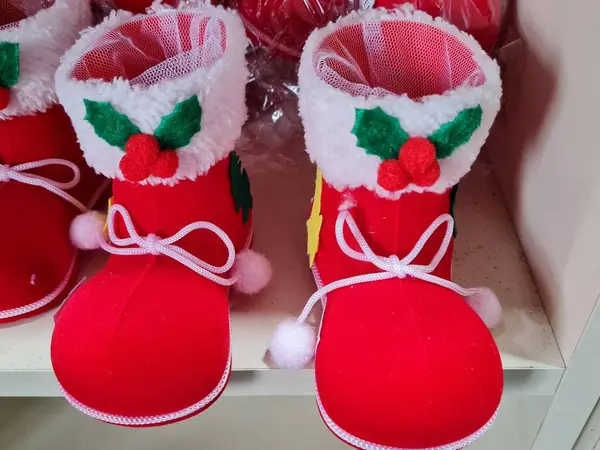 Beyaz arka planda Noel Baba ayakkabıları