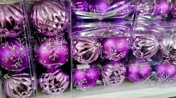 Beyaz arkaplanı olan bir noel ağacını kapat