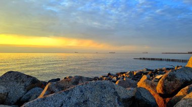 Denizin üzerinde güzel bir gün batımı. Doğa