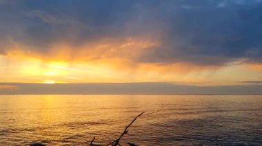 Günbatımı gökyüzü ve bulutları ile güzel bir deniz manzarası