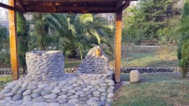 Taş, kalp şeklinde taş ve taştan yapılmıştır.