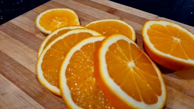 dilimlenmiş portakal ve portakal dilimleri