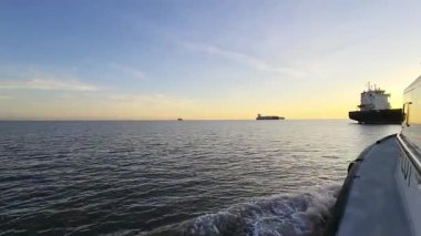 Denizde gün batımı manzarası. yüksek kaliteli fotoğraf