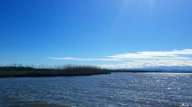 Gölü ve bulutlu gökyüzü olan güzel bir manzara.