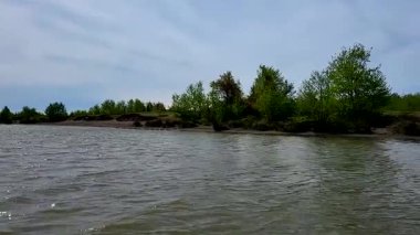 Doğadaki nehrin güzel manzarası.