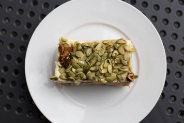 Fındıklı havuçlu kek. Lezzetli havuç tatlısı.