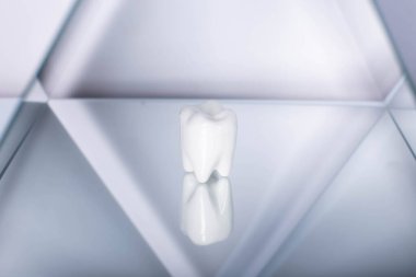 Diş kavramı sağlıklı donatım araçları diş bakımı profesyonel afiş