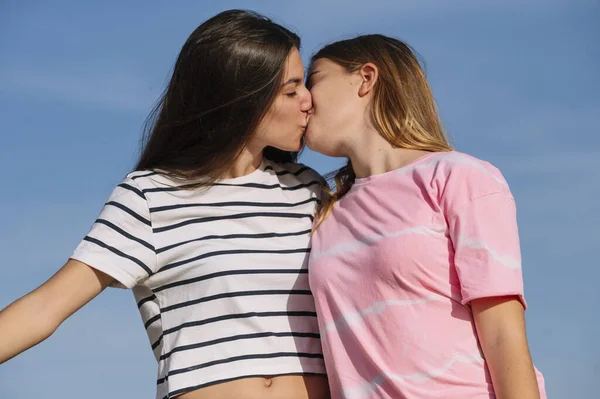 Két Fehér Barátnő Csókolózik Szabadban — Stock Fotó