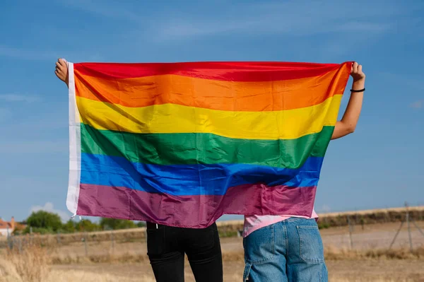 Due Amiche Lesbiche Schiena Schiena Con Una Bandiera Lgbt Orgoglio — Foto Stock