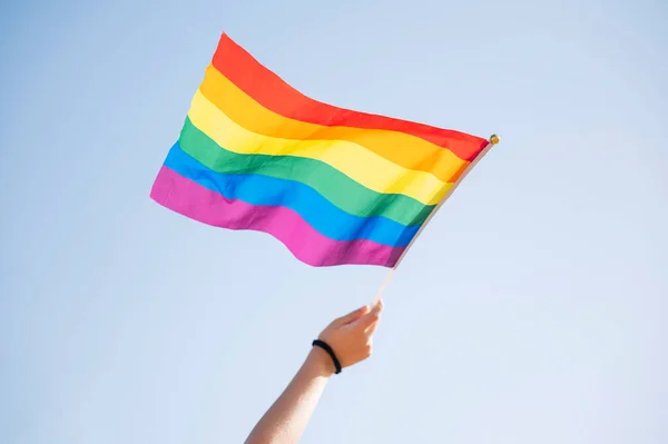 Mano Una Mujer Ondeando Una Bandera Orgullo Lgbt —  Fotos de Stock