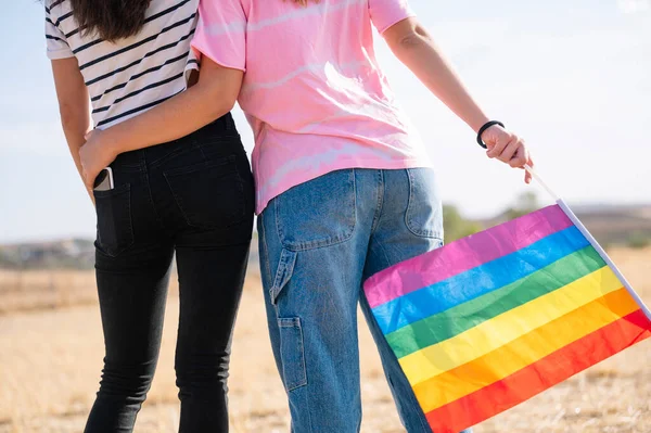 Dois Amigos Lésbicas Volta Para Trás Com Uma Bandeira Orgulho — Fotografia de Stock