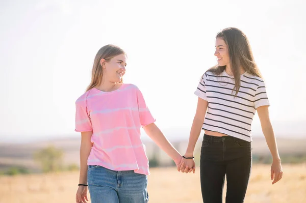 Dos Lesbianas Amigos Vinculando Manos — Foto de Stock