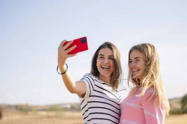 Dos Chicas Jóvenes Toman Fotos Con Teléfono Inteligente — Foto de Stock
