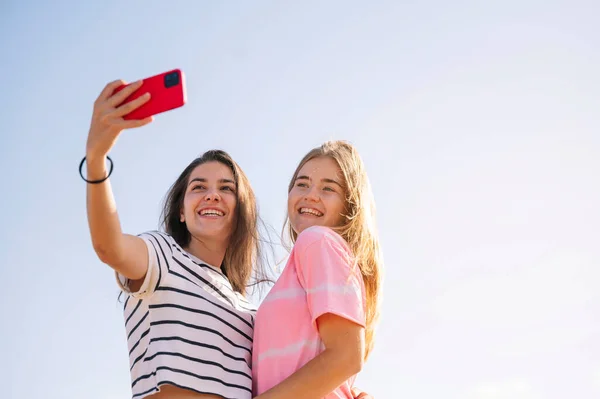 Two Young Girls Take Pictures Smart Phone — Stock Photo, Image