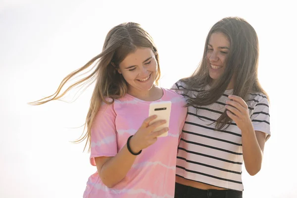 Dos Chicas Jóvenes Usando Teléfono Inteligente —  Fotos de Stock
