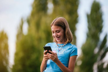 Akıllı bir telefonla yazan kız..