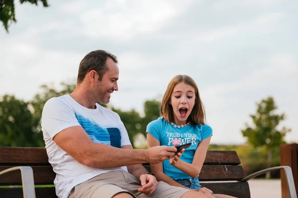 Pai Entregando Telefone Inteligente Para Sua Filha — Fotografia de Stock
