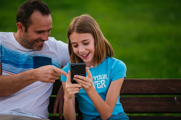 Hijita Usando Smartphone Junto Con Padre — Foto de Stock