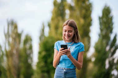 Akıllı bir telefonla yazan kız..