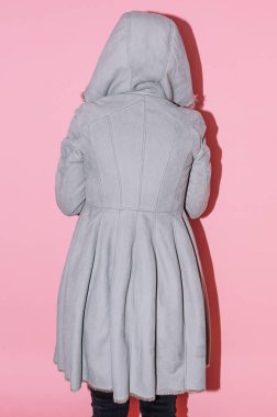 Ceketi gösteren kadın ikinci el kıyafet sitesinde satmak istiyor..