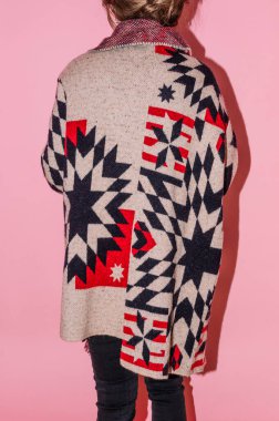 Ceketi gösteren kadın ikinci el kıyafet sitesinde satmak istiyor..