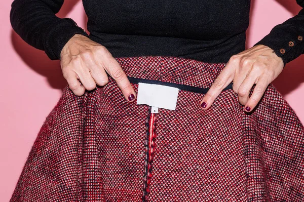 Kadın Ceketin Etiketini Gösterip Ikinci Satmak Istiyor — Stok fotoğraf