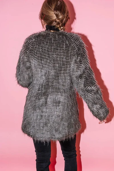 Kvinna Visar Jackan Hon Vill Sälja Begagnad Begagnad Kläder Webbplats — Stockfoto