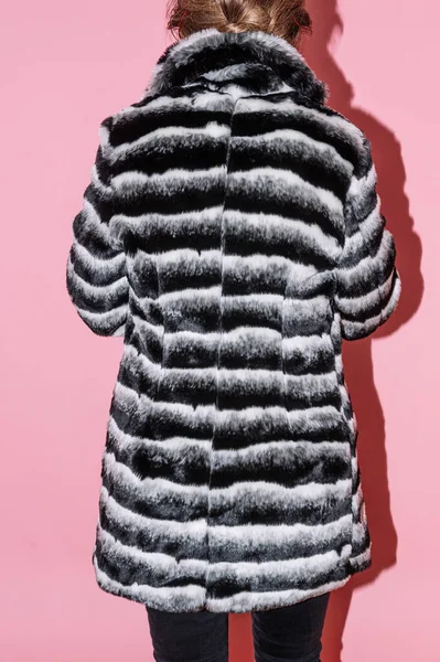 彼女が販売したいジャケットを示す女性中古服のウェブサイトで中古手 — ストック写真