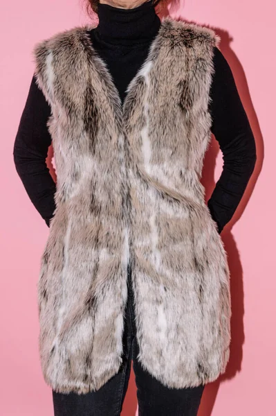 Γυναίκα Δείχνει Σακάκι Που Θέλει Πουλήσει Μεταχειρισμένα Ρούχα Ιστοσελίδα — Φωτογραφία Αρχείου