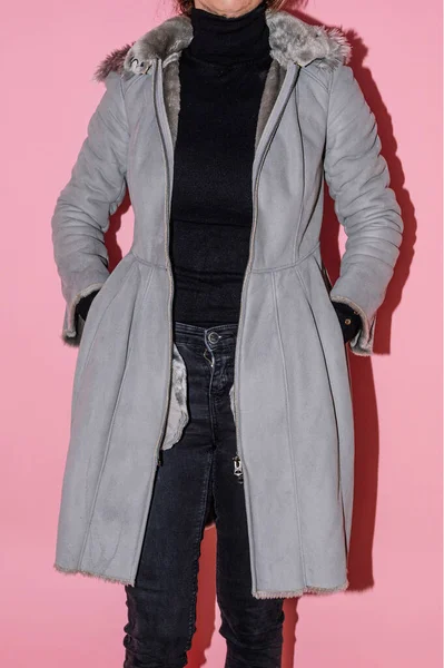 彼女が販売したいジャケットを示す女性中古服のウェブサイトで中古手 — ストック写真