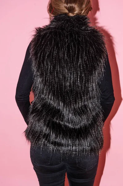 Ceketi Gösteren Kadın Ikinci Kıyafet Sitesinde Satmak Istiyor — Stok fotoğraf
