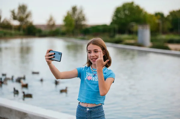 Girl Who Writes Smart Phone — Stock Photo, Image