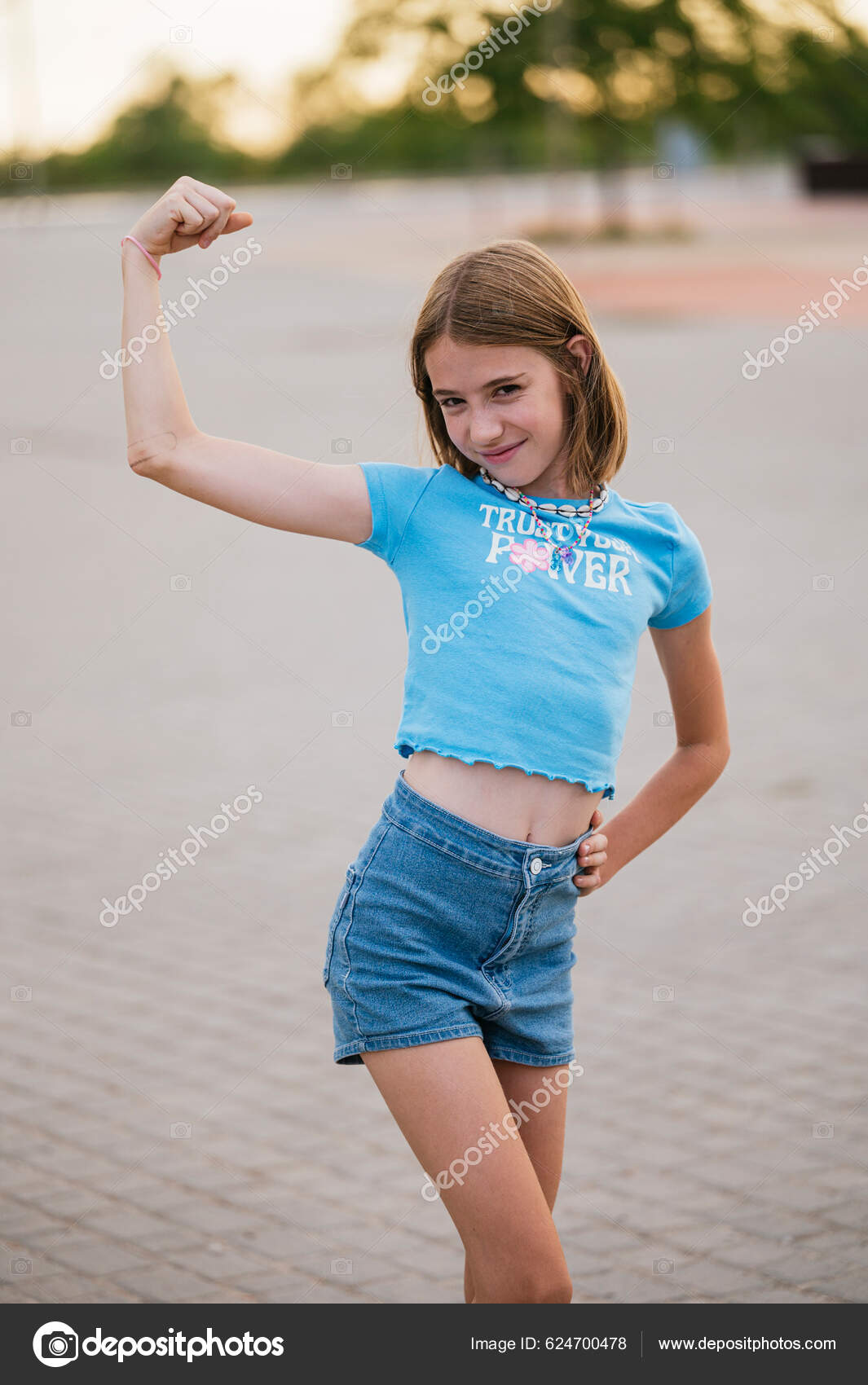 Счастливая Девушка Показывает Свои Сильные Руки Стоковое Фото.