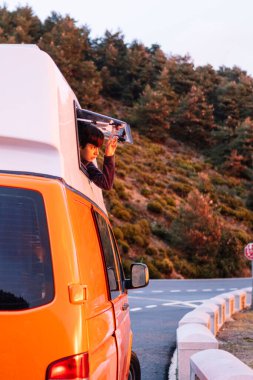 Minibüsün camından sarkan çocuk.