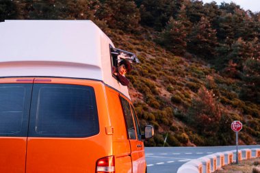 Minibüsün camından sarkan çocuk.