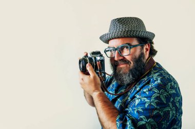 Sakallı ve fotoğraf çeken şişman bir adam..