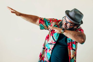 Hawaii gömlekli sakallı adam el kol hareketi yapıyor..