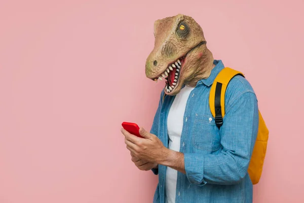 Man Backpack Lizard Mask Pink Background Using Smart Phone — Stock Photo, Image