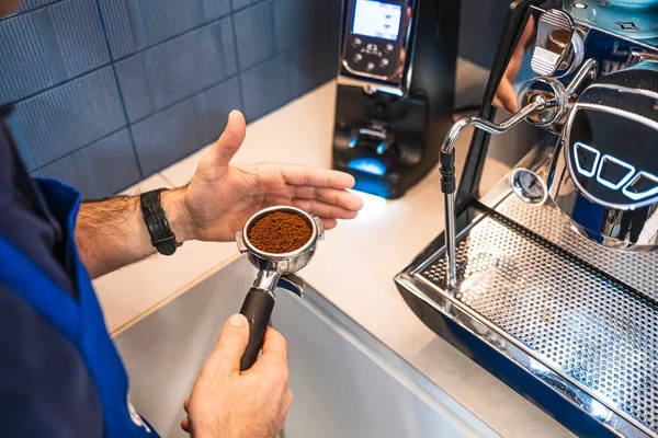 Professionele Barista Die Bereidt Een Koffie Latte Zijn Kleine Bedrijf — Stockfoto