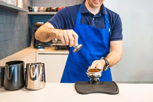 Barista Professionnel Qui Prépare Café Latte Dans Petite Entreprise — Photo