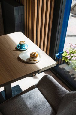 Sütlü ve peynirli kahve.