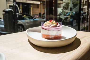 El yapımı peynirli kek satan bir iş..