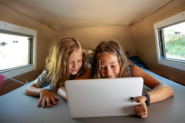 Dos Hermanos Usando Tableta Maravilloso Día Acampando Una Furgoneta Concepto — Foto de Stock