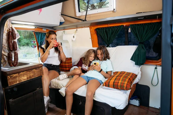 Family Using Smartphone Wonderful Camping Day — Stock Photo, Image