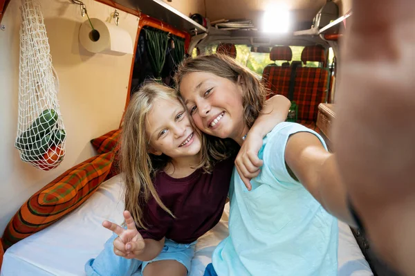 Los Niños Felices Toman Auto Día Maravilloso Campamento Concepto Van —  Fotos de Stock