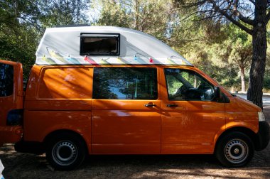 Eğlence için tarlada bir karavan. van life konsepti.