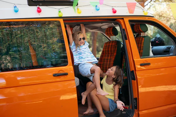 Glückliche Kinder Haben Spaß Einem Wunderschönen Zelttag Vanlife Konzept — Stockfoto
